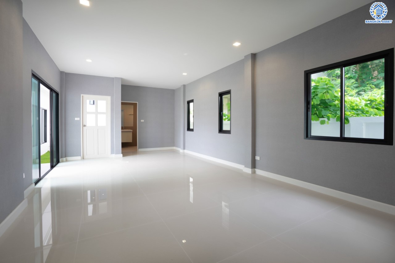 คฤหาสน์หลังใหญ่ตกแต่งใหม่ ม.บ้านสวนดอกไม้ ปิ่นเกล้า ดีไซน์สุด Luxury เนื้อที่ 154.5 ตร.ว. บนพื้นที่ใช้สอยถึง 435 ตร.ม. ฟังก์ชันจัดเต็ม 5 ห้องนอน 6 ห้องน้ำ 1 ห้องแม่บ้าน 2 ห้องอเนกประสงค์ (มีเรือนรับรองด้านข้าง พร้อมห้องน้ำในตัว) จอดรถได้ถึง 4 คัน บนทำเลเชื่อมต่อเมืองอย่างรวดเร็ว ใกล้ทางคู่ขนานลอยฟ้าบรมราชชนนี ทางด่วน "กาญจนาภิเษก" ม.มหิดล และเซ็นทรัลปิ่นเกล้า